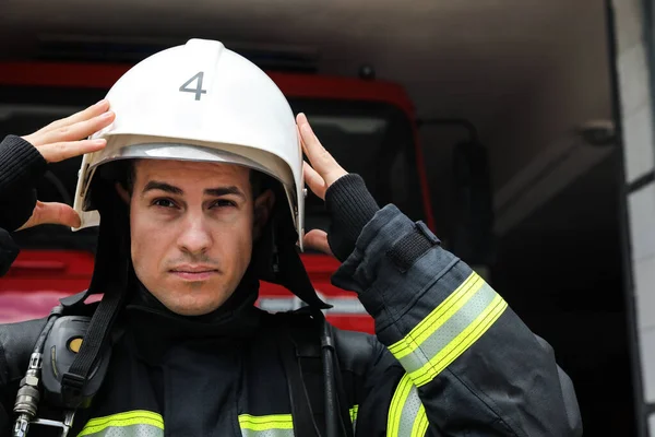 Egyenruhás Tűzoltó Sisakot Visel Tűzoltókocsi Közelében Állomáson — Stock Fotó