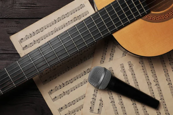 Tahta Masa Üzerinde Gitar Müzik Notaları Ile Kompozisyon Düz Yatıyordu — Stok fotoğraf