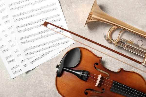 Keman Trompet Açık Gri Arka Planda Notalar Düz Yatış Müzik — Stok fotoğraf