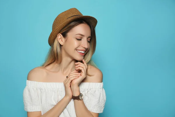 Schöne Junge Frau Mit Strohhut Auf Hellblauem Hintergrund Platz Für — Stockfoto