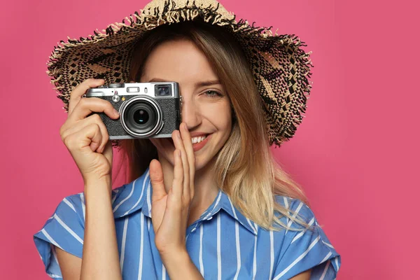 Mooie Jonge Vrouw Met Strohoed Camera Karmozijnrode Achtergrond Stijlvolle Hoofdtooi — Stockfoto