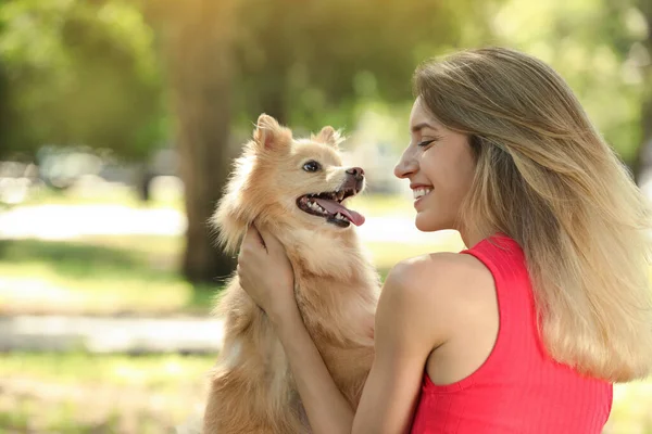 Jeune Femme Avec Son Chien Mignon Dans Parc Espace Pour — Photo