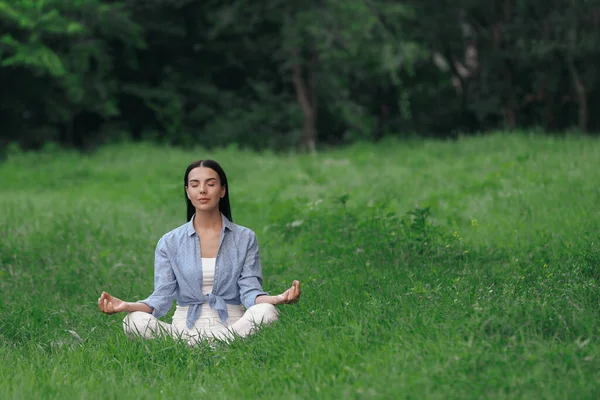 Mujer Joven Meditando Sobre Hierba Verde Espacio Para Texto — Foto de Stock