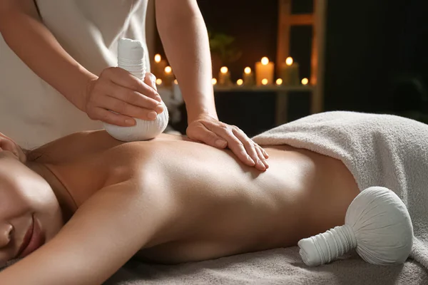 Młoda Kobieta Otrzymuje Masaż Torbą Ziołową Salonie Spa Zbliżenie — Zdjęcie stockowe