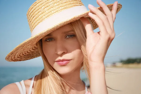 Mulher Bonita Com Chapéu Palha Perto Mar Dia Ensolarado Verão — Fotografia de Stock