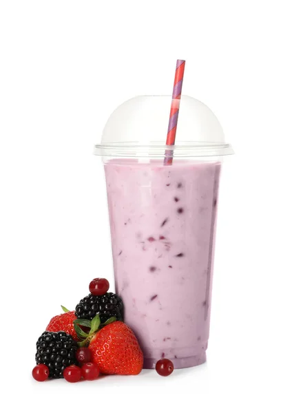 白い背景にプラスチック製のカップと新鮮な果実のわらとおいしいスムージー — ストック写真