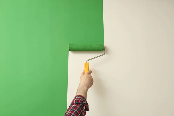 Чоловік Наносить Зелену Фарбу Пензлем Білу Стіну Крупним Планом — стокове фото