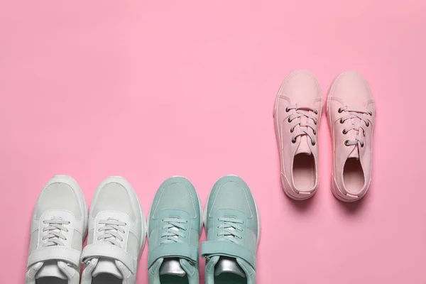 Diferentes Sapatos Esportes Elegantes Fundo Rosa Flat Lay Espaço Para — Fotografia de Stock