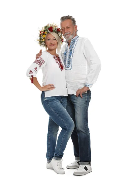 Feliz Casal Maduro Ucraniano Roupas Nacionais Fundo Branco — Fotografia de Stock