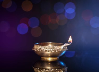 Karanlık arka planda bulanık ışıklarla aydınlatma, mesaj için boşluk. Diwali lambası