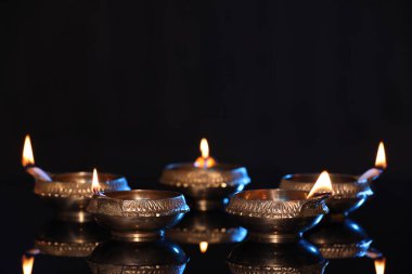 Siyah arkaplanda birçok ışıklandırılmış diya, metin için boşluk. Diwali lambaları