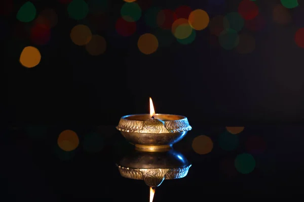 Lit Diya Sfondo Scuro Con Luci Sfocate Spazio Testo Lampada — Foto Stock