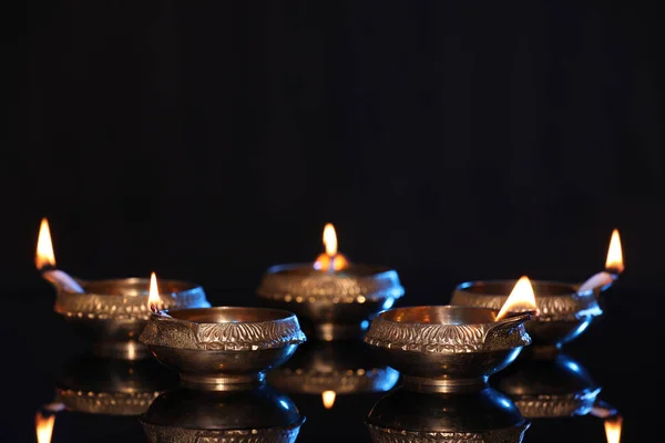 Muitos Diyas Iluminados Fundo Preto Espaço Para Texto Lâmpadas Diwali — Fotografia de Stock