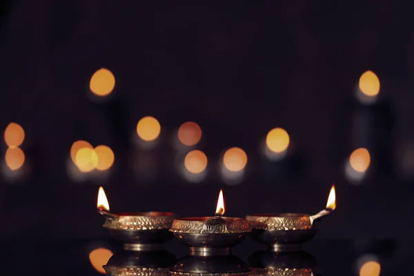 Lit Diyas Mesa Contra Luzes Turvas Lâmpadas Diwali — Fotografia de Stock