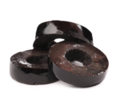 Beyaz arkaplanda taze siyah zeytin kes