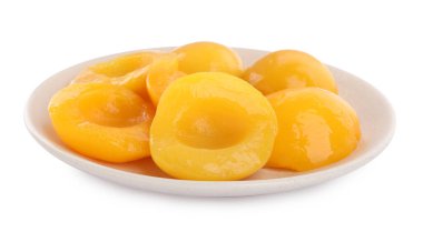 Beyaz arka planda konserve şeftali konserveleri