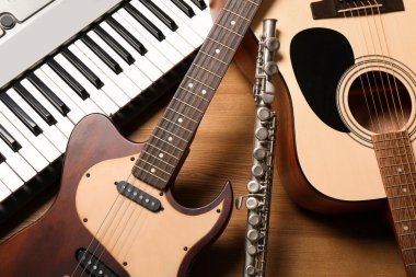 Ahşap arka planda farklı müzik aletleri seti, yakın plan