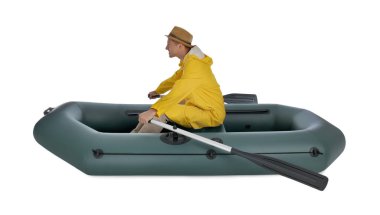 Beyaz arka planda şişme lastik balıkçı teknesi.