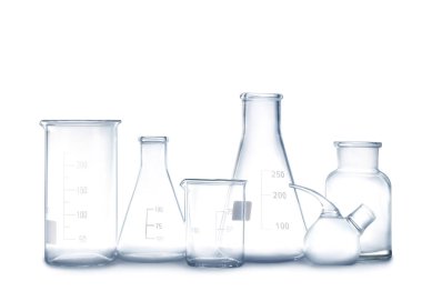 Temiz boş laboratuvar bardakları beyaza izole edilmiş.