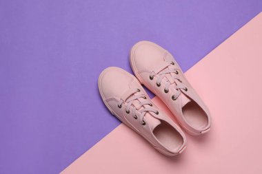 Renkli arka planda bir çift rahat spor ayakkabısı, düz yatış. Metin için boşluk