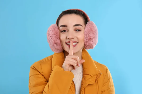 Mulher Bonita Usando Auriculares Fundo Azul Claro — Fotografia de Stock