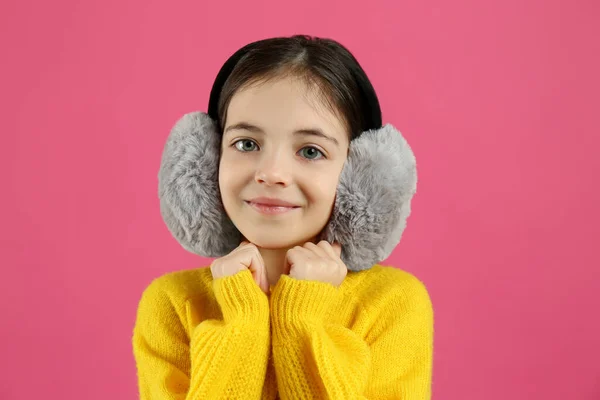 Cute Little Girl Noszenie Stylowe Nauszniki Różowym Tle — Zdjęcie stockowe