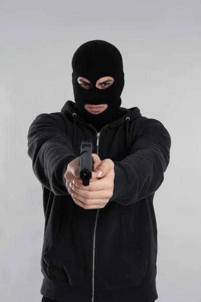 Homem Vestindo Balaclava Preto Com Arma Fundo Cinza Claro — Fotografia de Stock