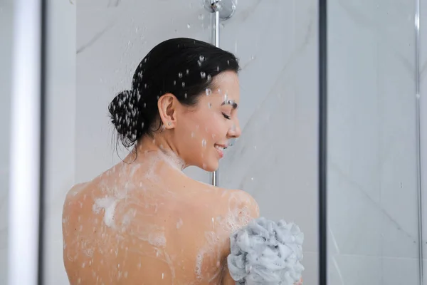 Young Woman Mesh Pouf Taking Shower Home — Stock Photo, Image