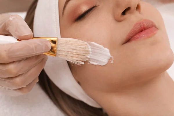 Mujer Joven Durante Procedimiento Descamación Facial Salón Primer Plano — Foto de Stock