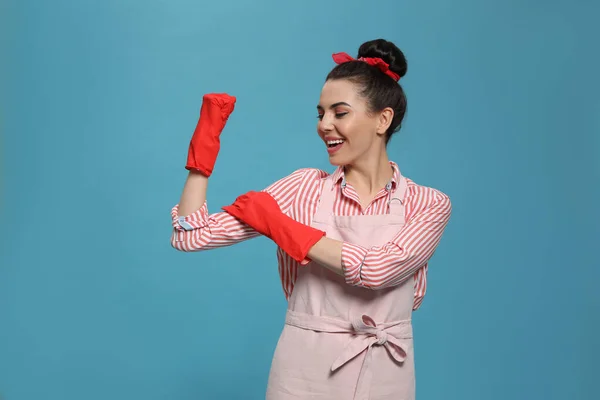 Femme Foyer Portant Des Gants Caoutchouc Sur Fond Bleu Clair — Photo