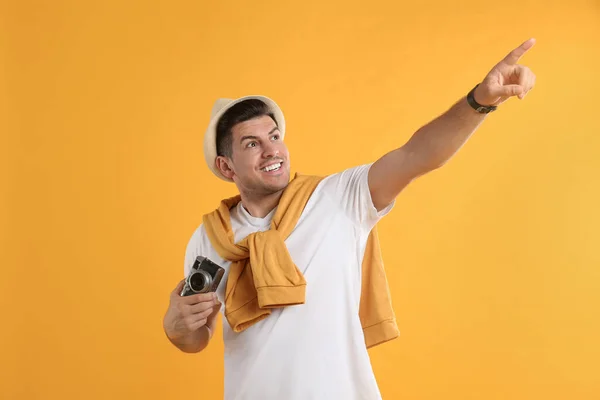 Turista Masculino Con Cámara Sobre Fondo Amarillo — Foto de Stock