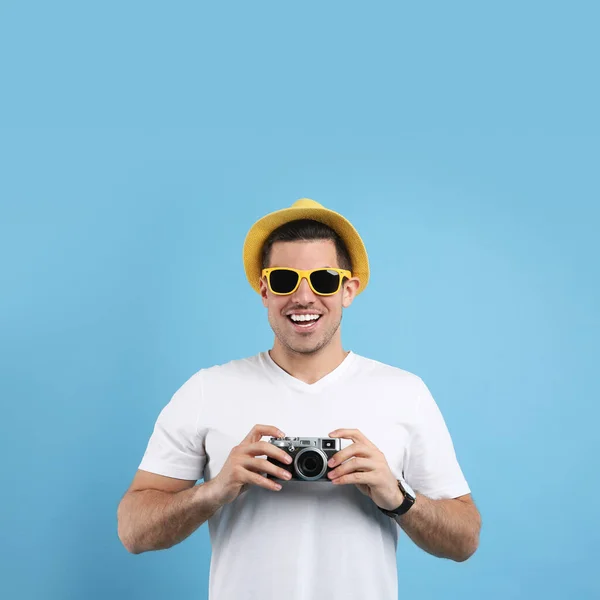 Man Toerist Met Camera Turquoise Achtergrond — Stockfoto