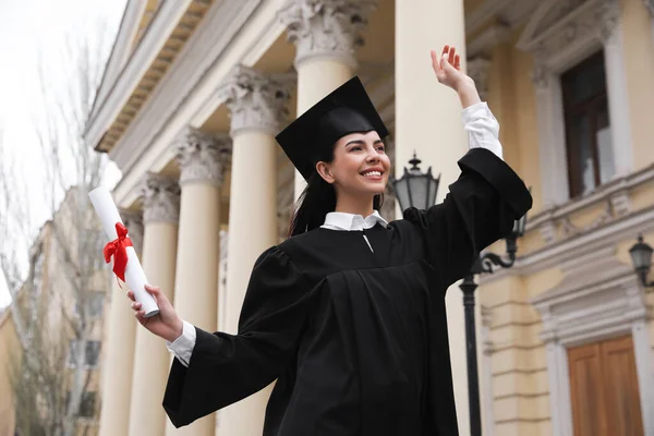 Ευτυχής Φοιτητής Δίπλωμα Μετά Την Τελετή Αποφοίτησης Στην Ύπαιθρο — Φωτογραφία Αρχείου