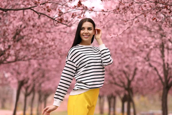 Vacker Ung Kvinna Parken Med Blommande Träd Vårblick — Stockfoto
