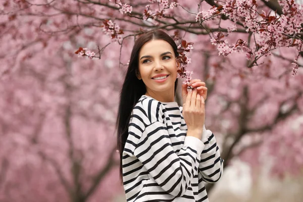 Söt Ung Kvinna Nära Blommande Träd Parken Vårblick — Stockfoto