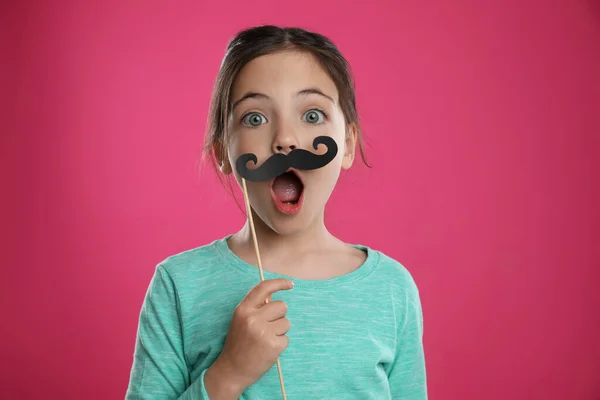 Linda Niña Con Bigote Falso Sobre Fondo Rosa —  Fotos de Stock