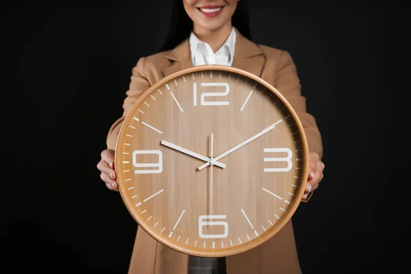Empresaria Sosteniendo Reloj Sobre Fondo Negro Primer Plano Gestión Del — Foto de Stock
