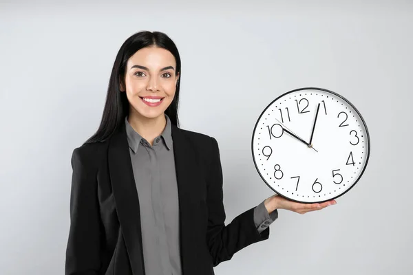 Empresaria Sosteniendo Reloj Sobre Fondo Gris Claro Gestión Del Tiempo — Foto de Stock