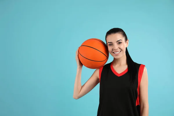 Basketballspieler Mit Ball Auf Hellblauem Hintergrund Raum Für Text — Stockfoto