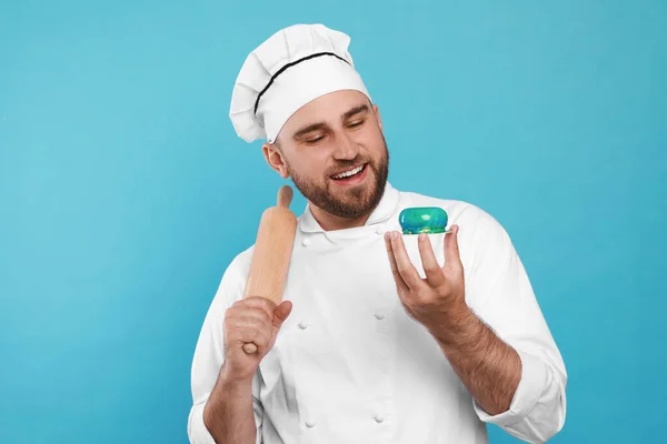 Happy Professional Confectioner Uniform Delicious Cake Rolling Pin Light Blue — Stock Photo, Image