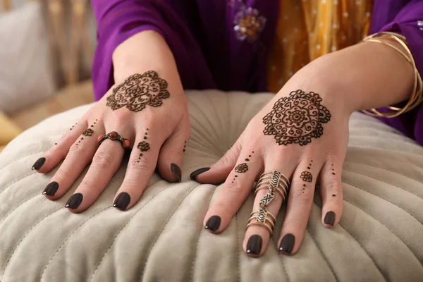 Kobieta Tatuażami Henny Rękach Zbliżenie Tradycyjna Ozdoba Mehndi — Zdjęcie stockowe