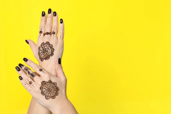 Γυναίκα Τατουάζ Χέννα Στα Χέρια Κίτρινο Φόντο Κοντινό Πλάνο Και — Φωτογραφία Αρχείου