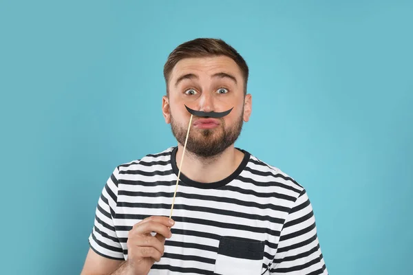 Homme Drôle Avec Fausse Moustache Sur Fond Turquoise — Photo