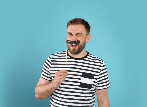 Homme Drôle Avec Fausse Moustache Sur Fond Turquoise — Photo