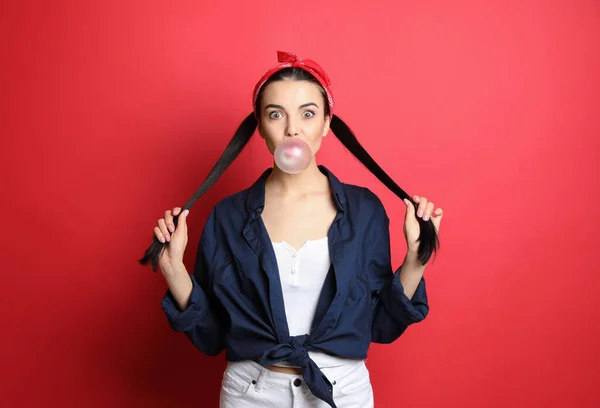 Elegante Jovem Mulher Pin Roupa Soprando Bubblegum Vermelho Fundo — Fotografia de Stock