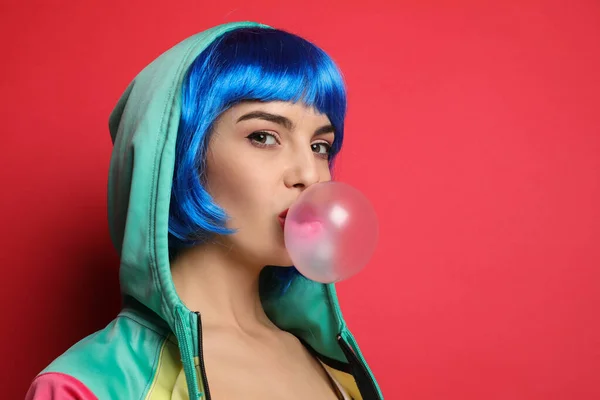 Mulher Nova Moda Peruca Colorida Soprando Bubblegum Fundo Vermelho Espaço — Fotografia de Stock
