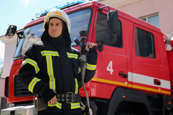 Bombero Uniforme Con Chorro Agua Alta Presión Cerca Camión Bomberos — Foto de Stock