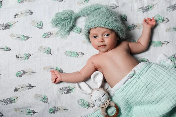 Lindo Bebé Recién Nacido Sombrero Caliente Con Juguete Cama Vista — Foto de Stock