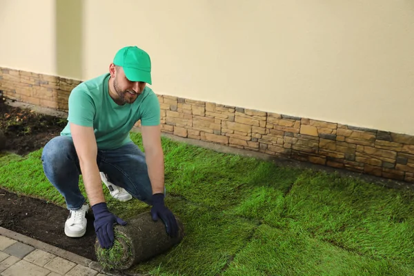 Trabajador Que Pone Césped Suelo Patio Trasero Espacio Para Texto — Foto de Stock