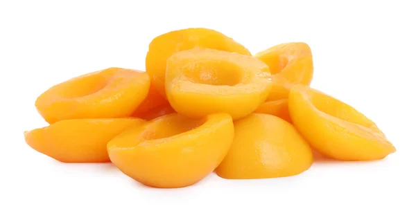 白桃に分離された缶詰の桃の半分 — ストック写真